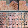Colección de 120 uñas postizas en varios tonos rosa y nude, presentadas en pequeños envases de plástico.