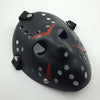 Un masque de hockey noir avec un motif à rayures rouges et des trous de ventilation.