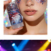 Gros plan d'une femme appliquant une baguette de paillettes scintillantes sur son visage et son corps.