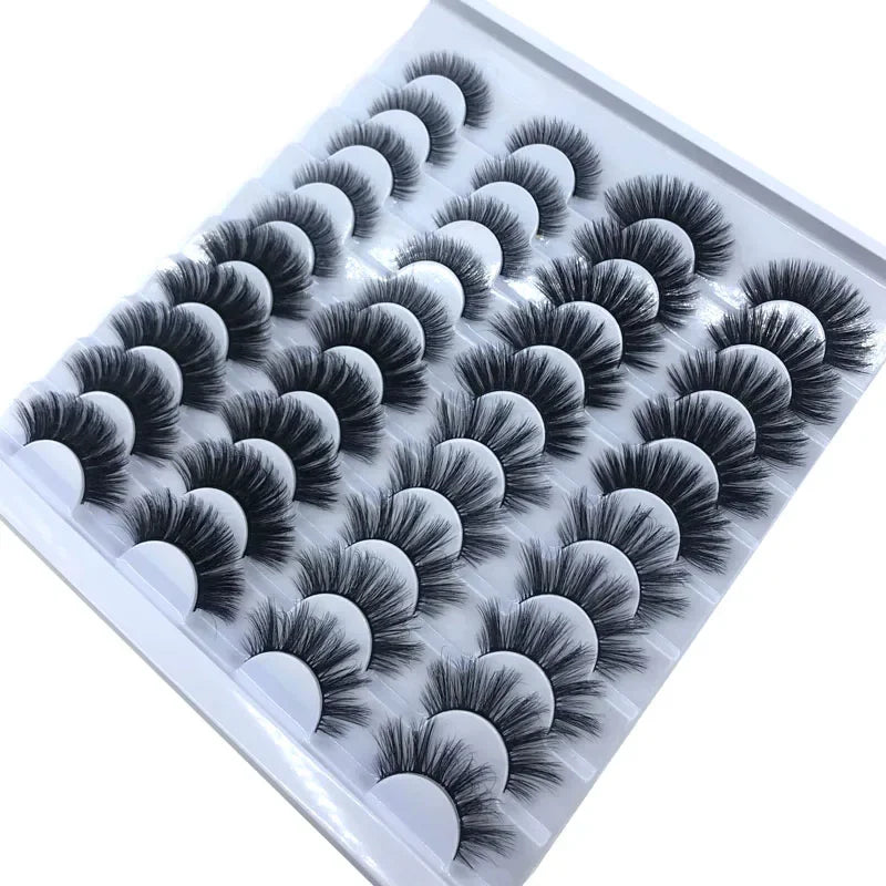 Un plateau d'extensions de cils de renard noirs en plastique 3D, style bande haute quantité.