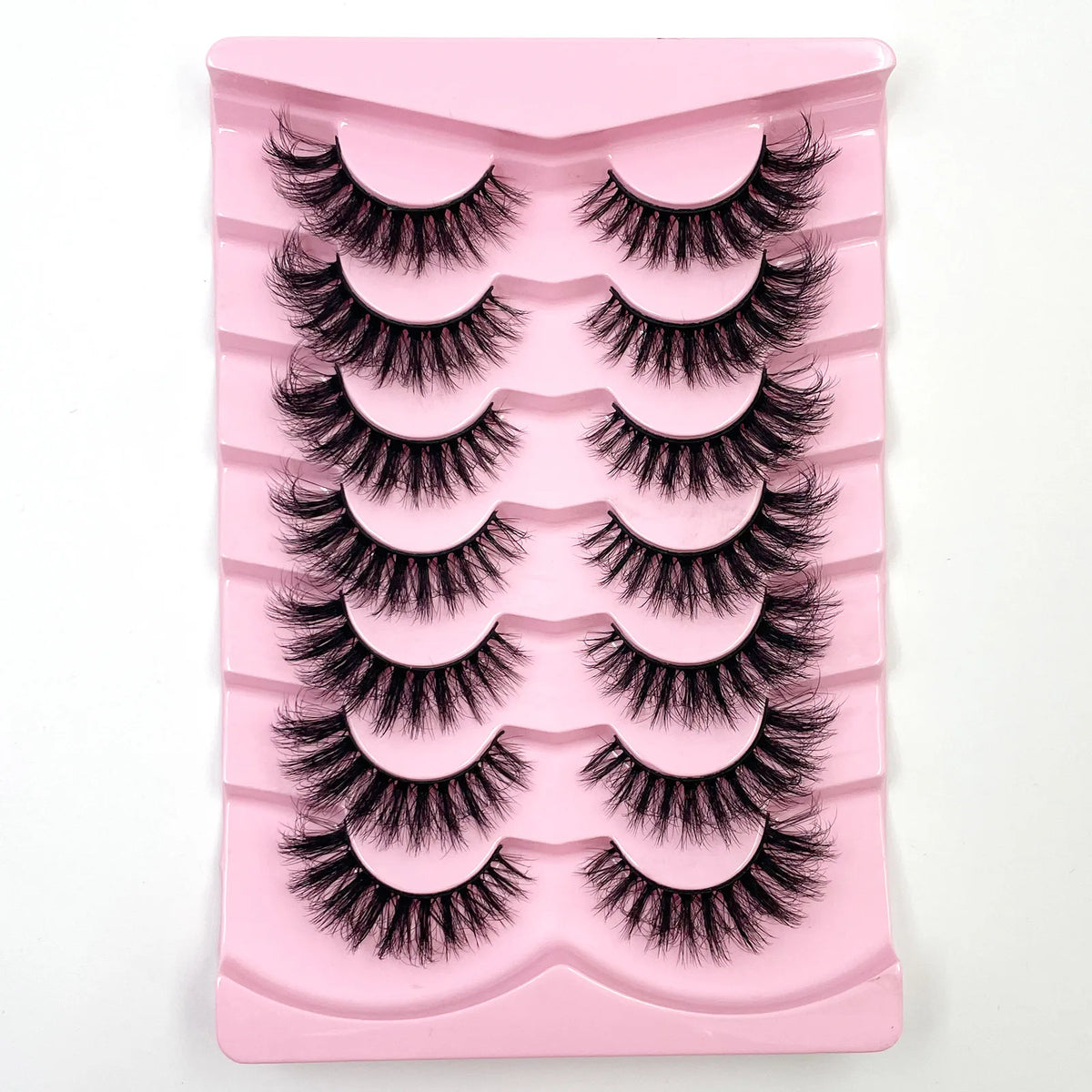 Plateau en plastique rose contenant un ensemble de faux cils de renard spectaculaires.