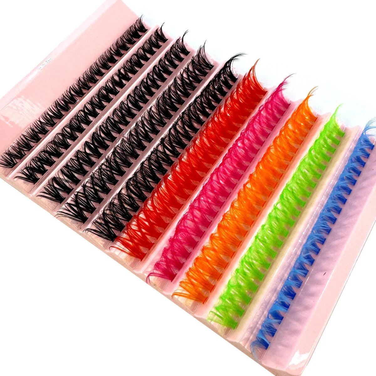 Présentation de kits de cils à clusters multicolores disposés en rangée.