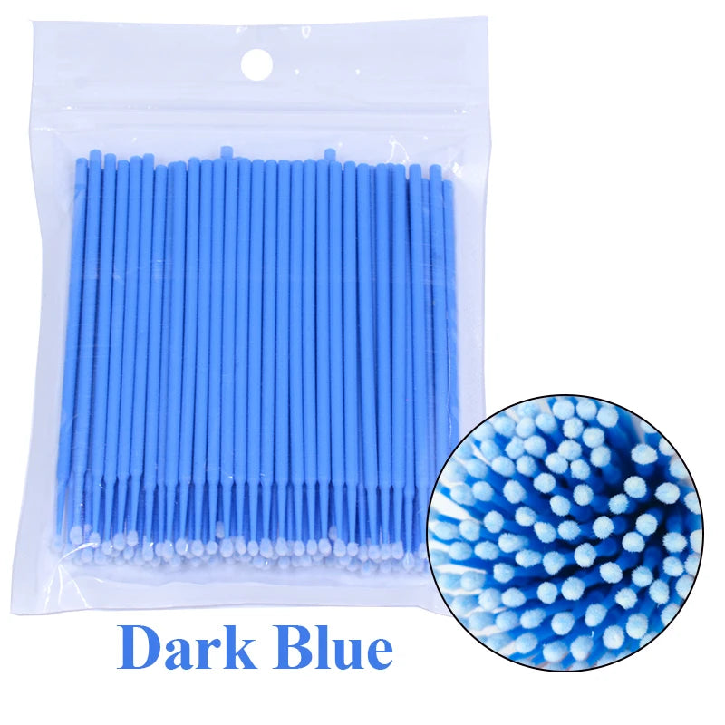 Un pack de pinceaux pour nettoyer et appliquer des extensions d'ongles bleu foncé.