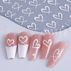 Un ensemble de décals à ongles rose et blanc avec de petits cœurs sur fond gris pour manucure DIY