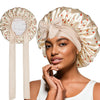 Une femme modélise un bonnet de nuit à la satin et à la dentelle à lacer, avec un nœud, montrant le tissu et le design.