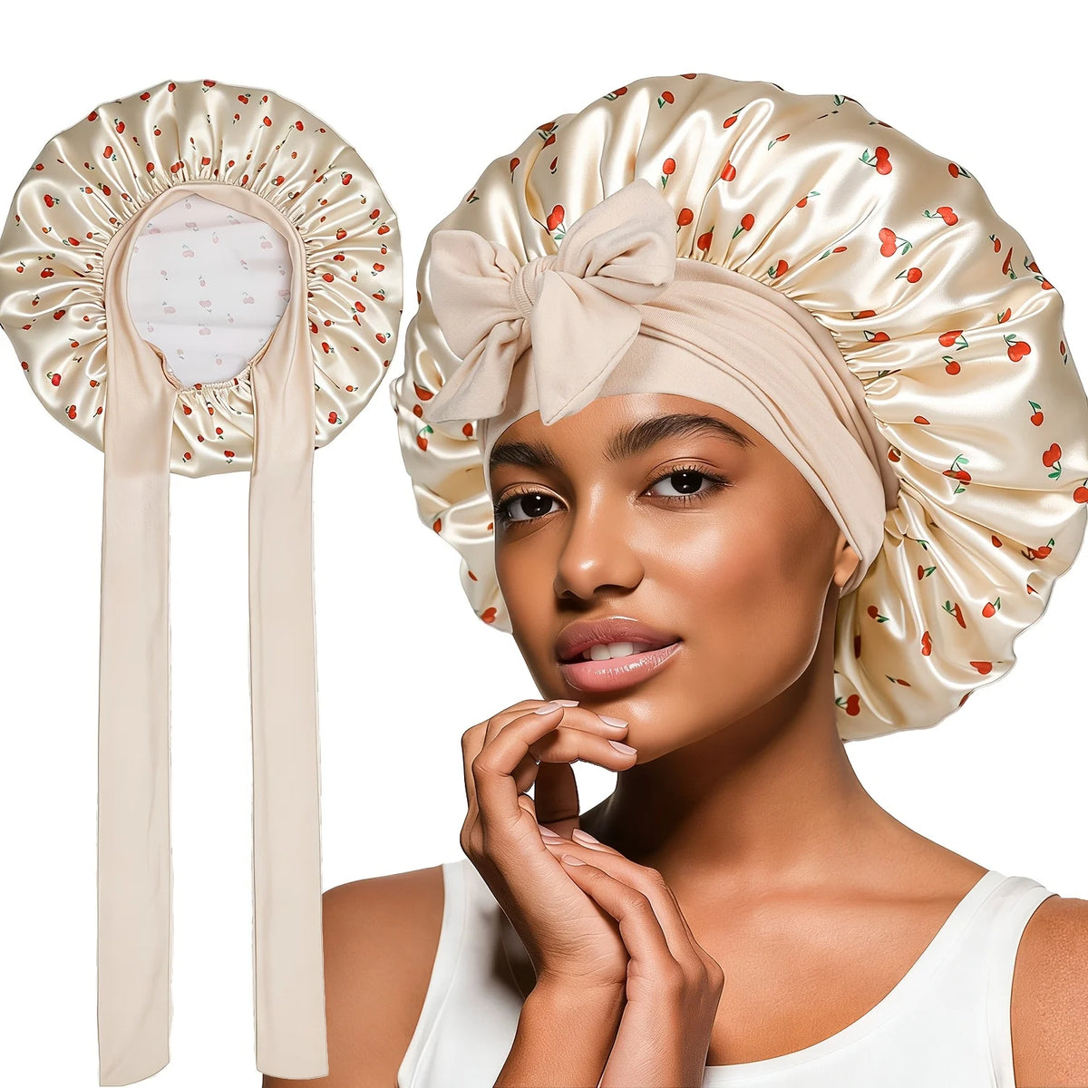 Une femme modélise un bonnet de nuit à la satin et à la dentelle à lacer, avec un nœud, montrant le tissu et le design.