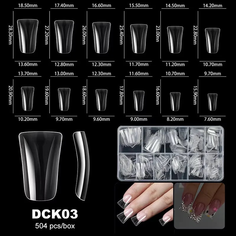 Un ensemble de pointes à ongles en acrylique transparentes de différentes longueurs et formes, affichées à côté d'une main po