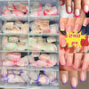 Collection de faux ongles colorés dans diverses nuances et designs pour une manucure acrylique.