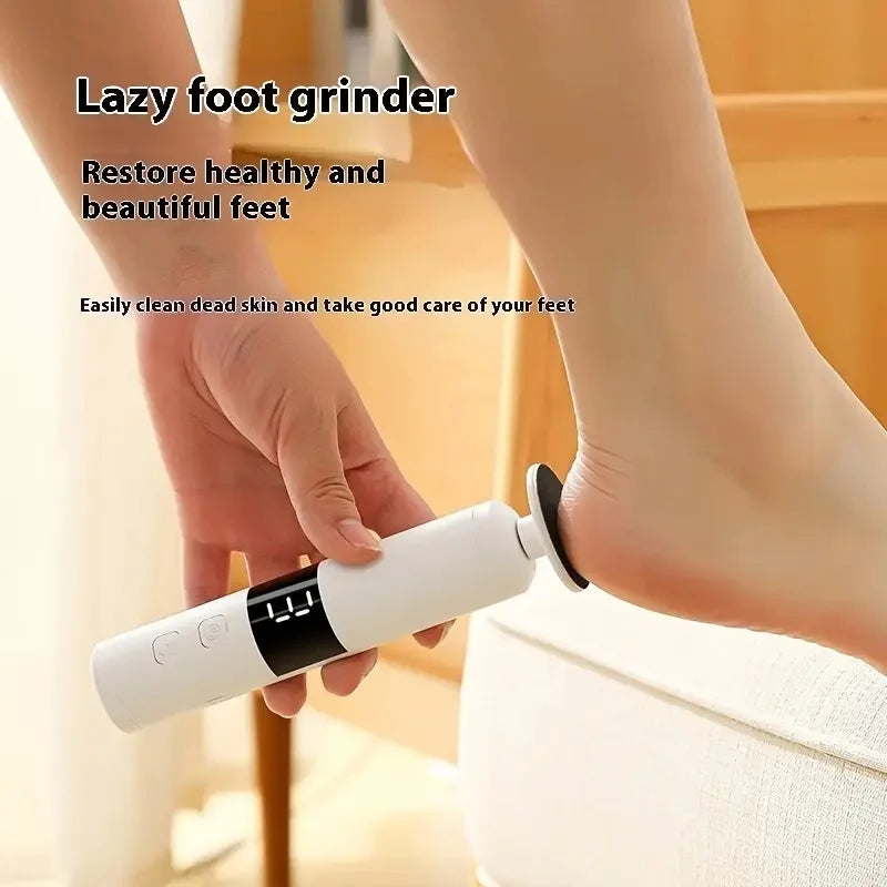 Una mano usa una herramienta multifunción blanca para exfoliar suavemente la piel de un pie.