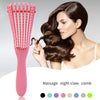 Un peigne à huit dents rose pour le soin des cheveux, montré à côté d'une femme aux longs cheveux bruns.
