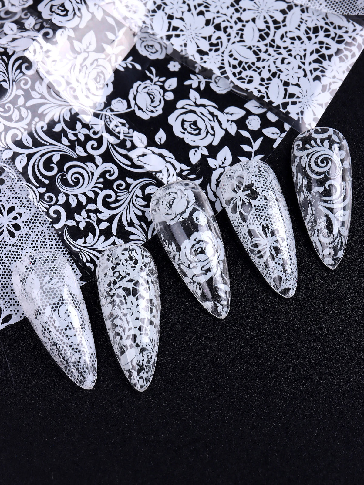 Un ensemble de décals de vernis en dentelle noir et blanc, avec diverses formes pour les ongles.