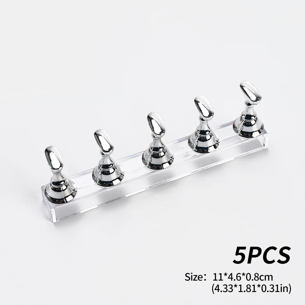 Un set de cinq supports à ongles magnétiques roses métalliques sur un plateau en acrylique transparent.