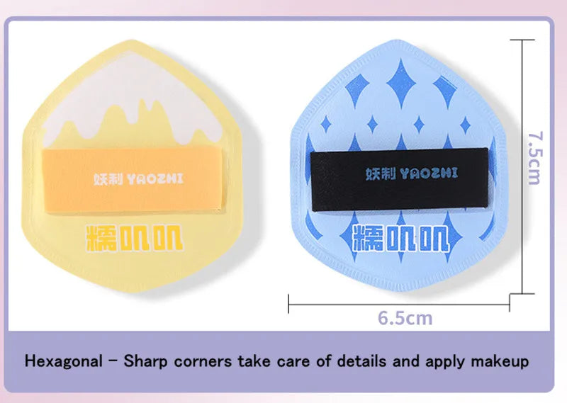 Un set de tampons de maquillage hexagonaux jaunes et bleus pour appliquer le correcteur et le fond de teint.