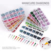 Una colección de diamantes tipo flat, diamantes brillantes y componentes de arte de uñas en recipientes de plástico transpare