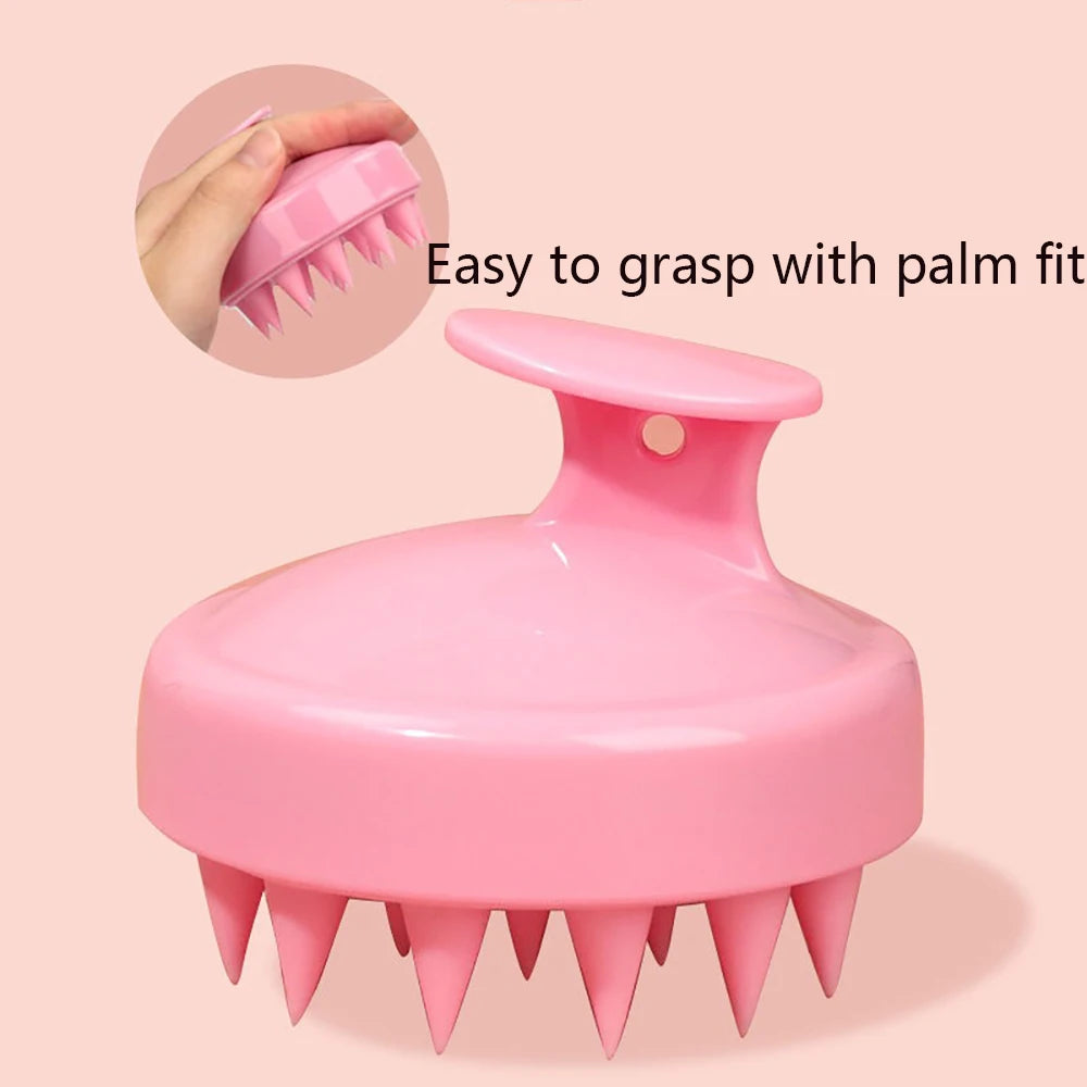 Brosse à cuir chevelu en silicone rose avec design de paume, montrée à côté d'une main.