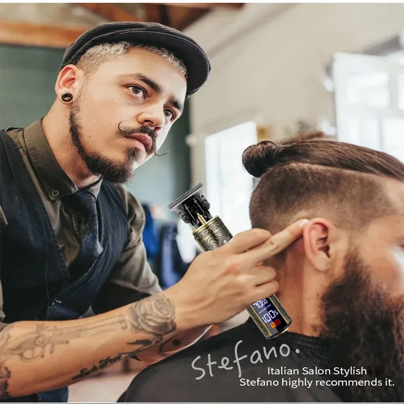 Ein Mann benutzt eine tragbare, wiederaufladbare USB-Haarschere, um seinen Haarschnitt zu stylen.