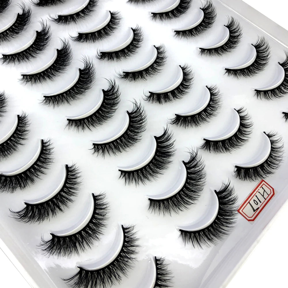 Un plateau de faux cils de renard naturels prêts à être appliqués.