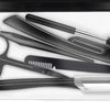 Un ensemble d'outils professionnels pour tailler et entretenir les sourcils, incluant pinces, ciseaux et peignes.