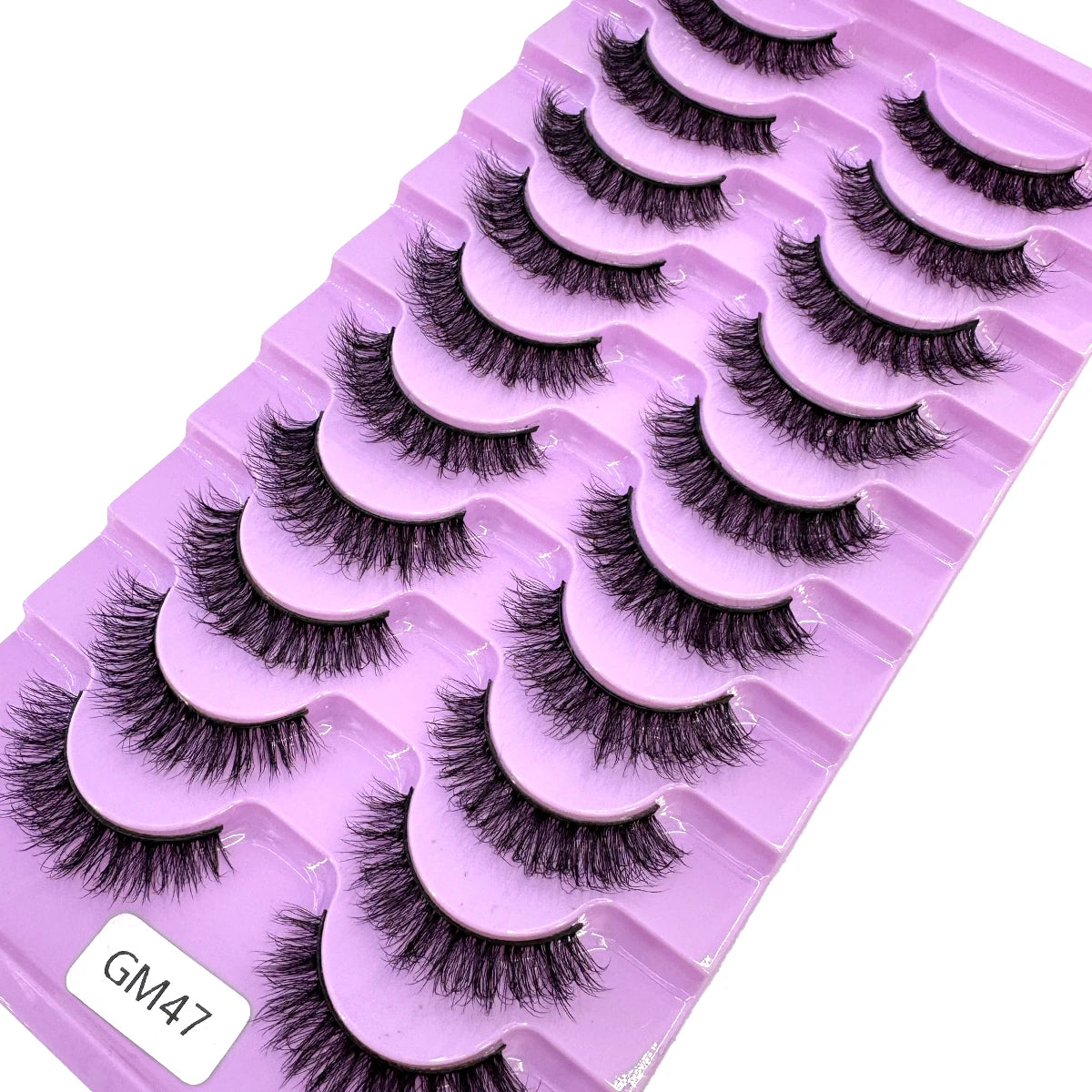 Plateau de faux cils noirs mimant le mink, emballés dans un contenant violet.