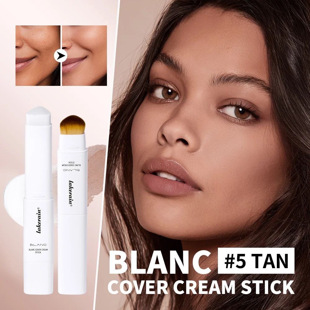 Gros plan d'un bâton de crème de couvrance Lakme Blanco #5 Tan et de son emballage contre le visage d'une femme.