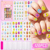 Colección de 120 uñas postizas prensables de diversos diseños coloridos mostradas en empaque y una mano.