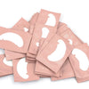 Une pile de pads d'yeux en hydrogel roses pour extensions de cils.
