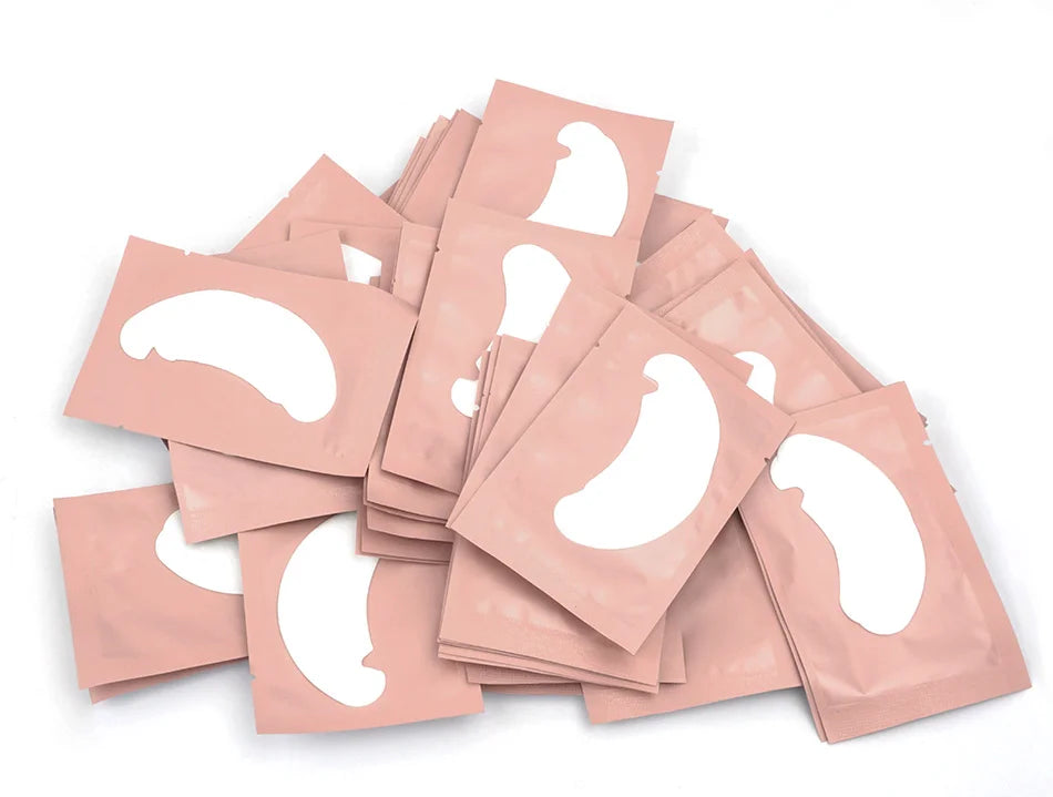 Une pile de pads d'yeux en hydrogel roses pour extensions de cils.