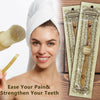 Eine lächelnde Frau hält eine natürliche Holzmiswak-Zahnbürste in klarem Plastik.