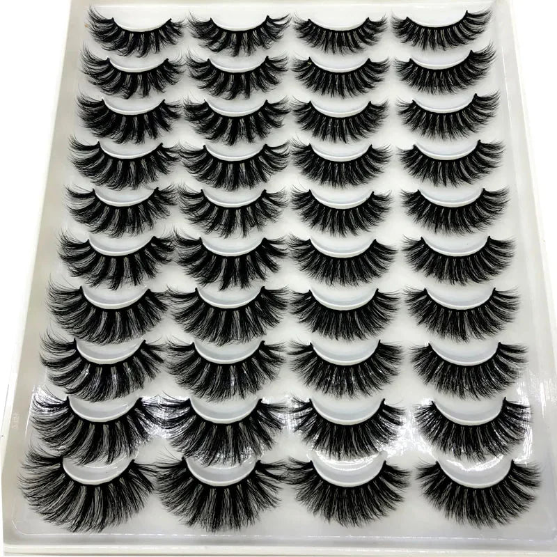 Un plateau de faux cils de renard noirs en 3D, de différents styles et longueurs.