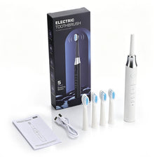 Una caja y varios cepillos de dientes eléctricos blancos con cabezales intercambiables, exhibidos sobre una superficie blanca