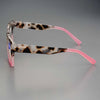 Gafas de lectura cuadradas anti-luz azul con marco de estampado de leopardo y detalles en marrón y rosa.