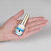 Une main tient un vernis de renforcement pour ongles Lilycute avec un bouchon doré et une étiquette blanche.