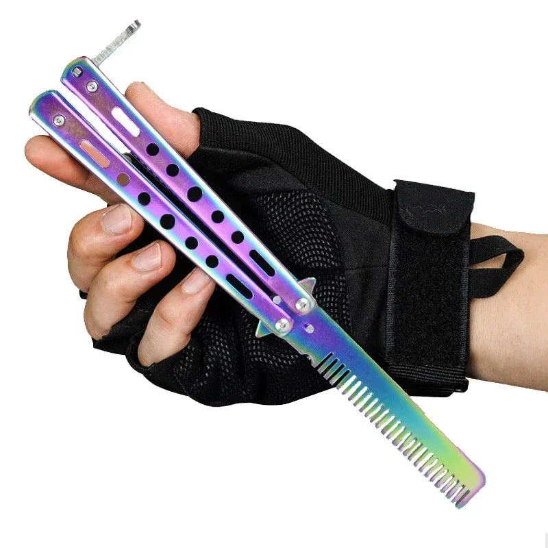 Une main tient un peigne papillon pliable en acier inoxydable avec finition iridescente.