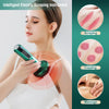 امرأة تستخدم أداة كهربائية ذكية لتقشير وتدليك الوجه أو الجسم.