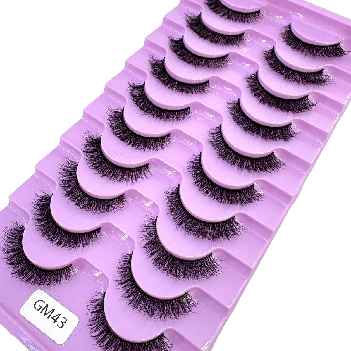 Plateau de faux cils mink violets en plastique, vue de dessus.