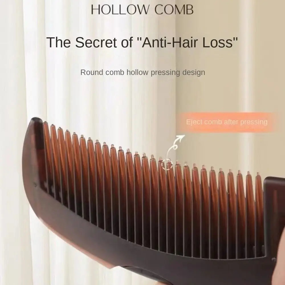 Nahaufnahme eines hölzernen Hohlkämms mit drückenden Zähnen zur Anti-Haarausfallbehandlung.