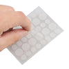 Une main applique des patchs hydrocolloïdes anti-acné localisés sur un pad adhésif transparent.