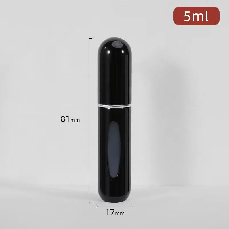 Flacon de parfum cylindrique noir avec bouchon argenté et pompe, étiqueté 5ml.