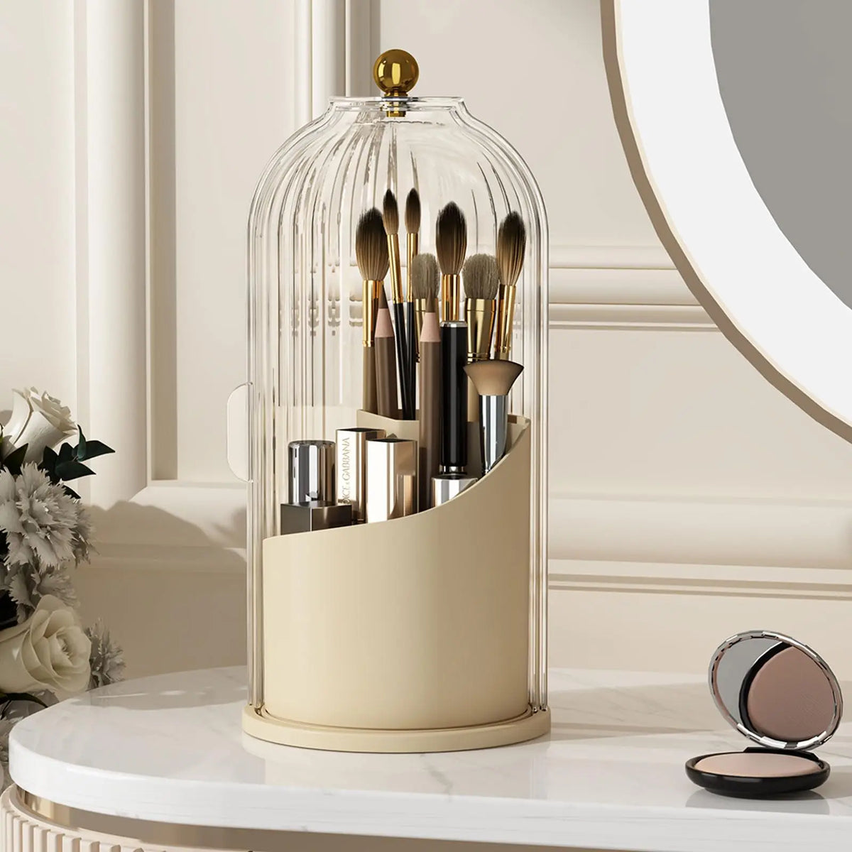 Klares Glasorganizer mit rotierbarem Deckel, das diverse Make-up-Pinsel auf einem hellbeigen Ständer hält.