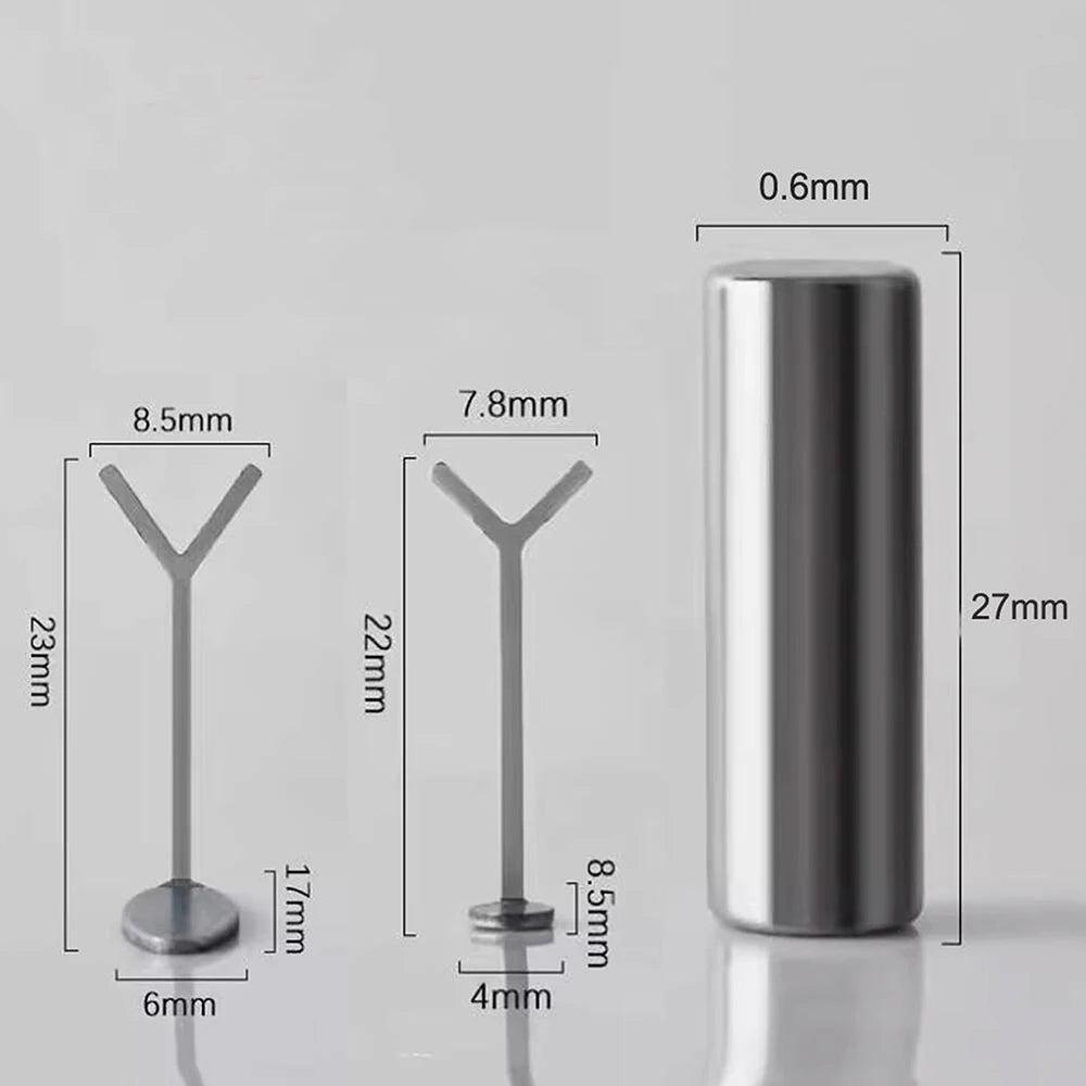 Un ensemble de trois aimants à ongles en argent, comprenant un cylindre long et deux pièces en Y, avec les dimensions.