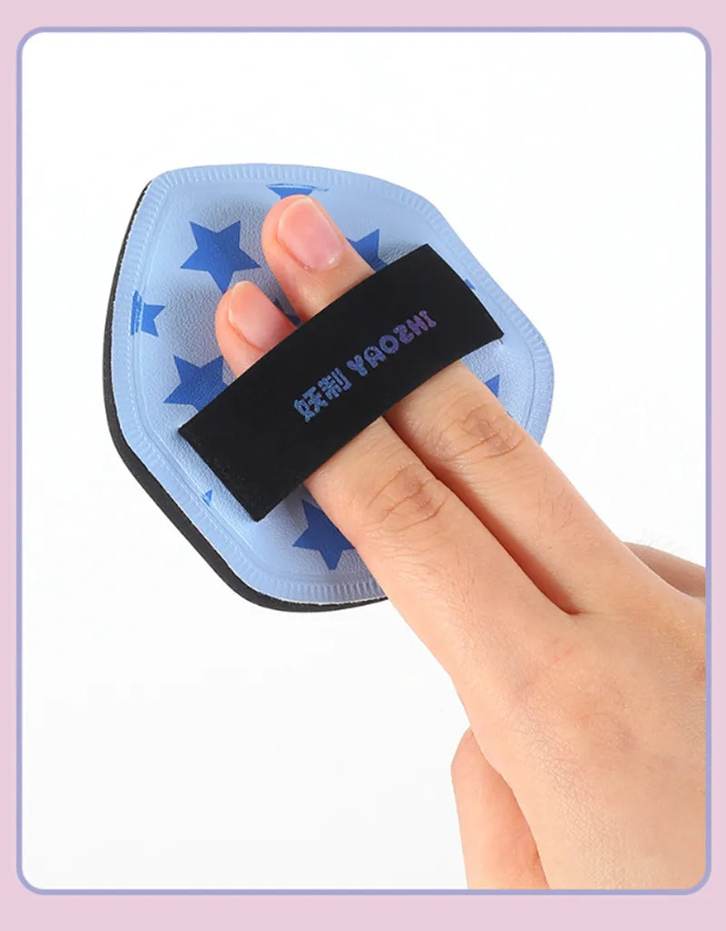 Une main tient un tampon de mélange de maquillage en silicone bleu avec une pointe d'applicateur noire sur la paume.