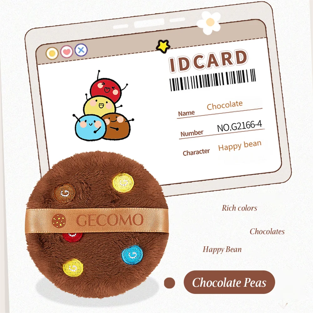 Jouet en peluche en forme de pois chocolat brun avec des accents or et bleu, à côté d'une carte d'identité.