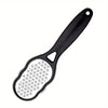 Schwarzes Edelstahl-Fußfile- und Entferner-Set mit ergonomischem Griff und perforierter Reinigungsfläche.
