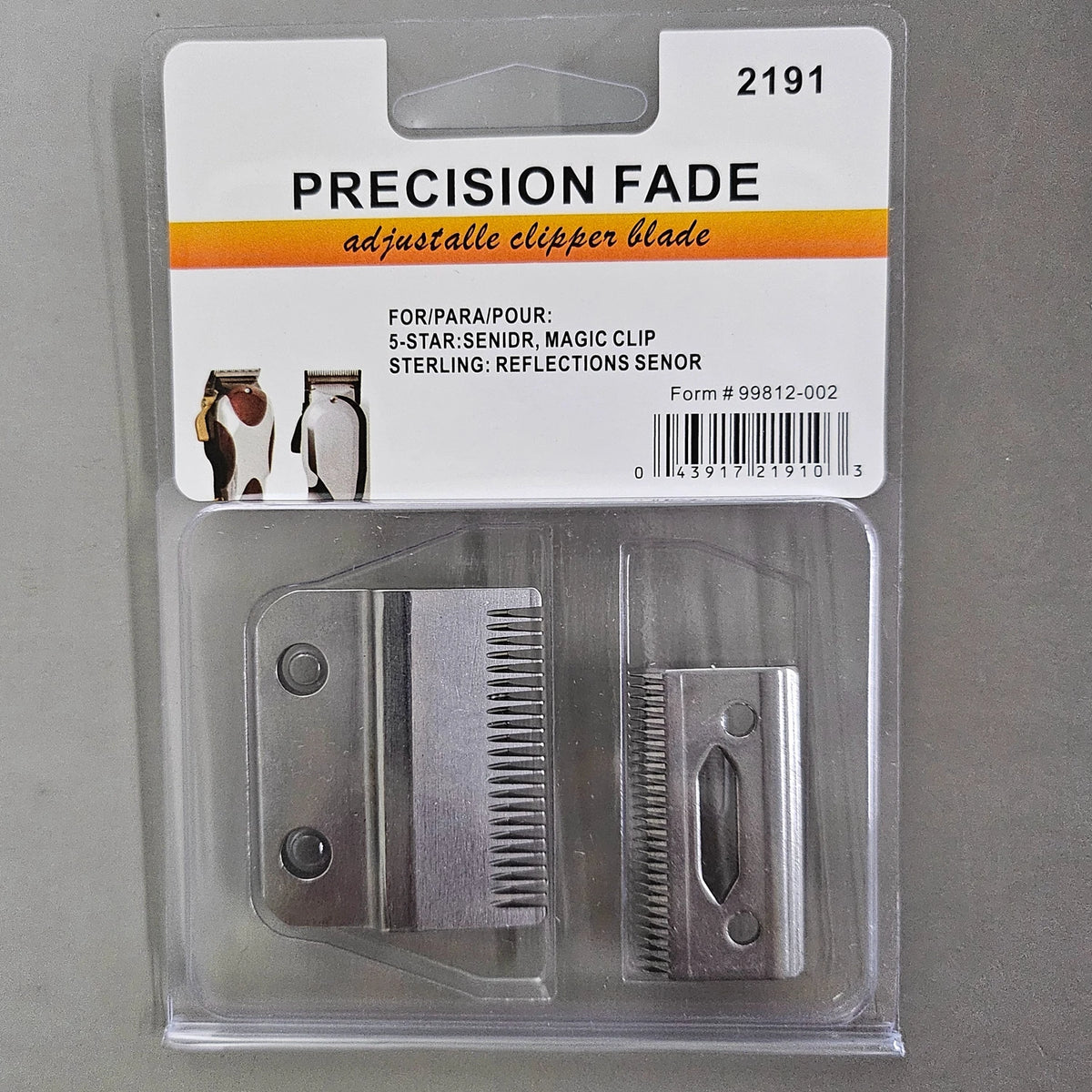 Eine präzise verblendbare Rasierklinge wird in ihrer Verpackung mit zwei Ersatzklingen gezeigt.