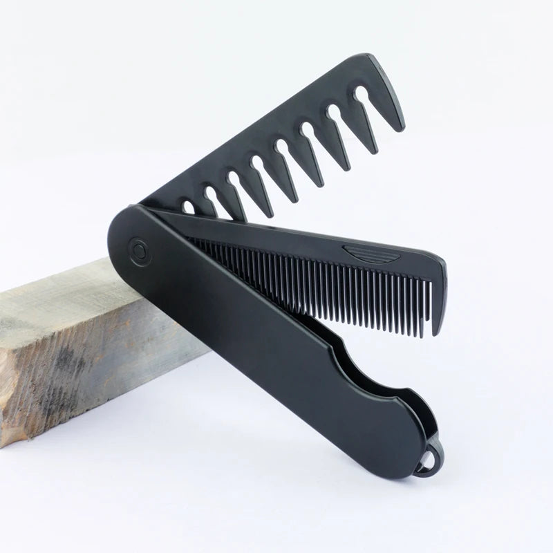 Peigne multifonction noir pliable posé sur un bloc de bois.