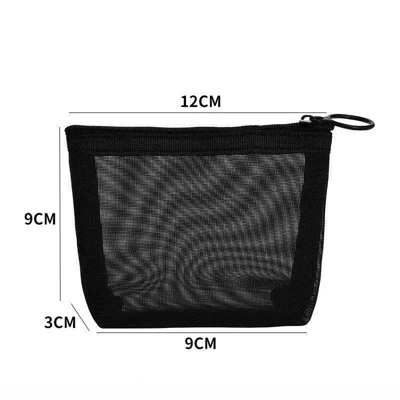 Sac cosmétique en filet noir de 12x9 cm, vu à plat.