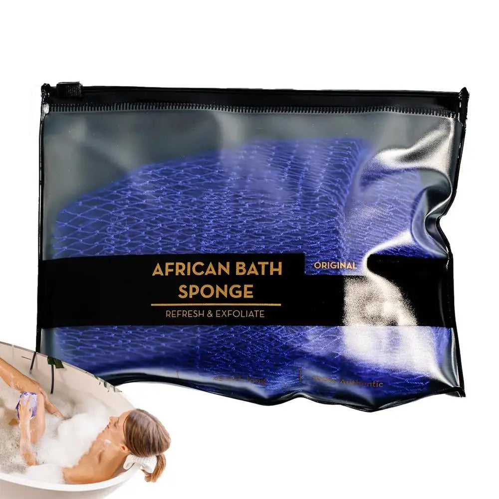 Pochette noire zippée contenant une éponge de bain africaine pour rafraîchir et exfolier.