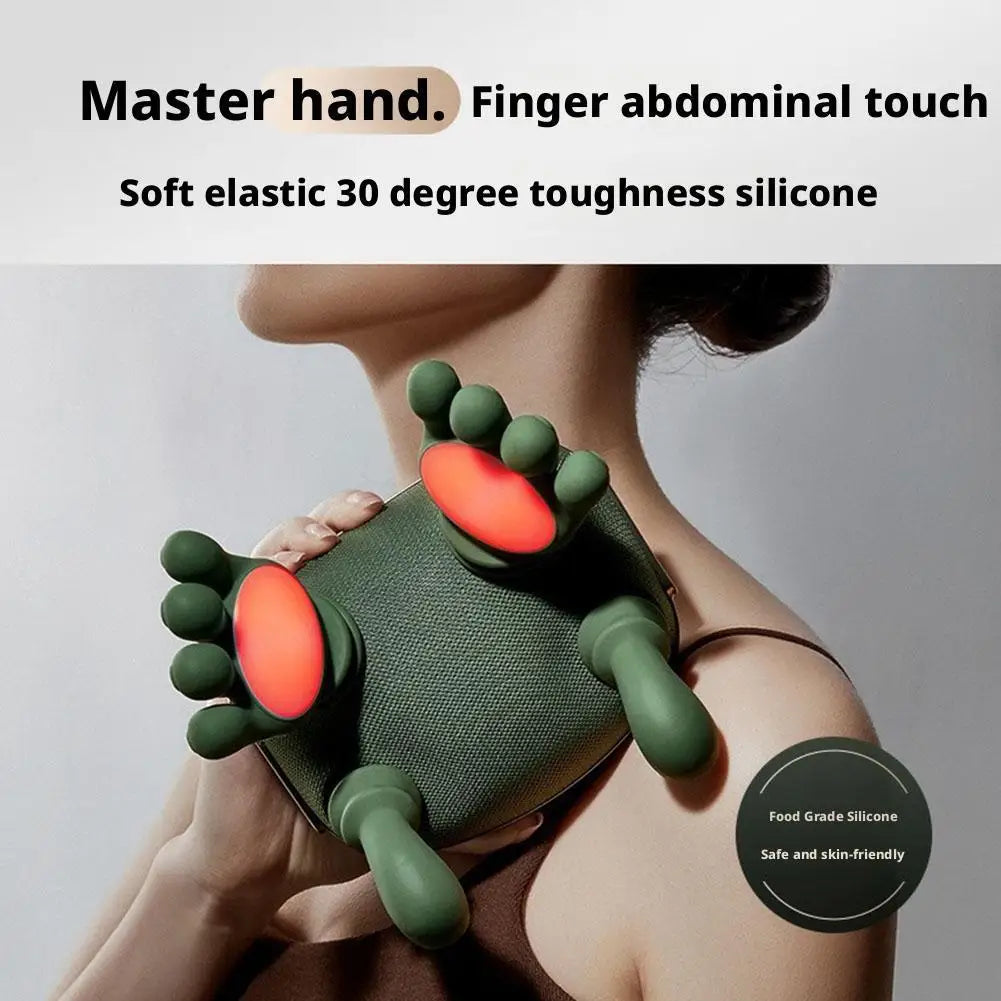 Eine Hand massiert den Hals mit einem weichen elastischen Silikon-Finger-Bauchmassierer.