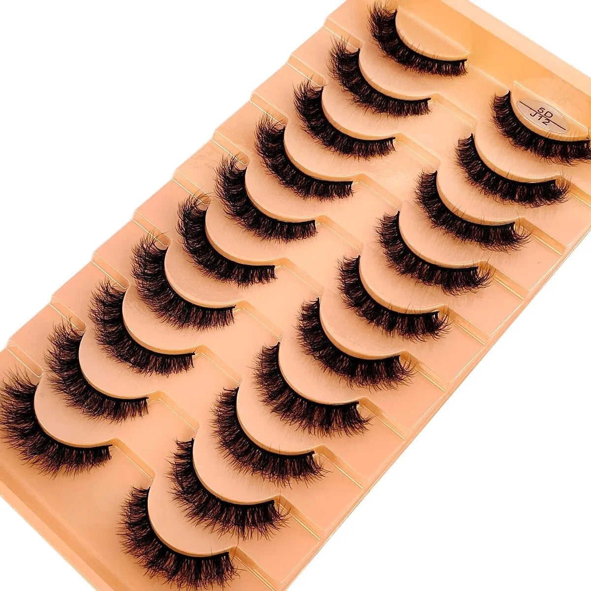 Un plateau de faux cils de renard faits à la main de différents styles et longueurs.