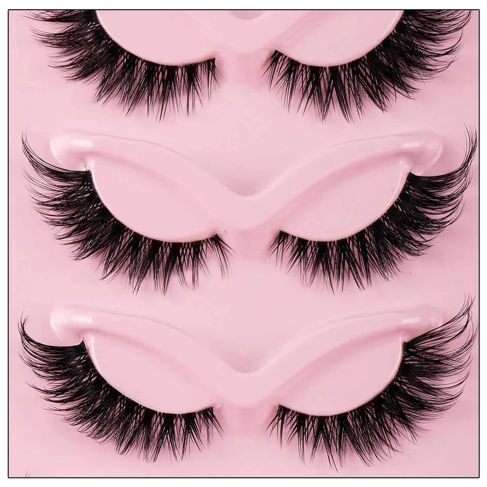 Un plateau en plastique rose contenant cinq paires de faux cils dramatiques.